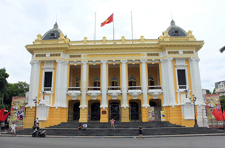 Nhà hát Lớn đang sơn lại.